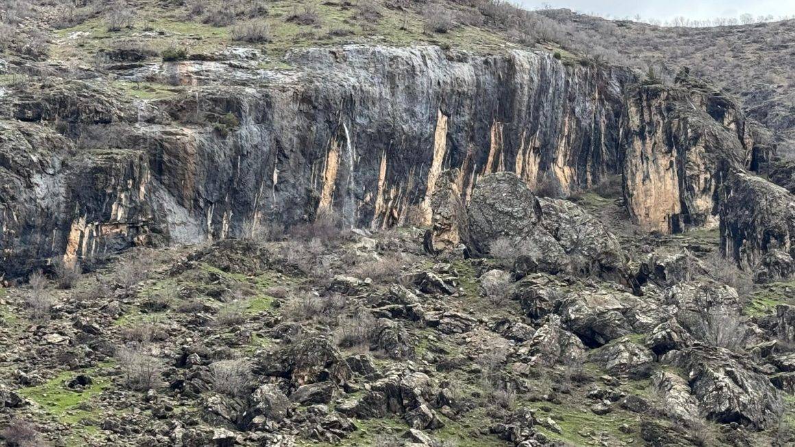 Şırnak'ta şaşırtan manzara: 20 metre yüksekteki kayanın içinden su fışkırıyor