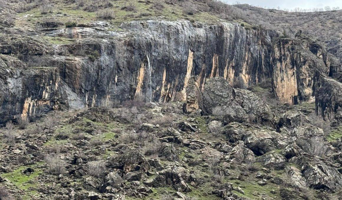 Şırnak'ta şaşırtan manzara: 20 metre yüksekteki kayanın içinden su fışkırıyor