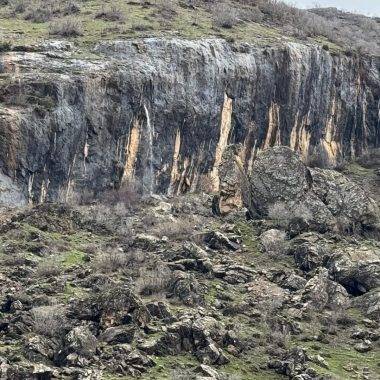 Şırnak'ta şaşırtan manzara: 20 metre yüksekteki kayanın içinden su fışkırıyor