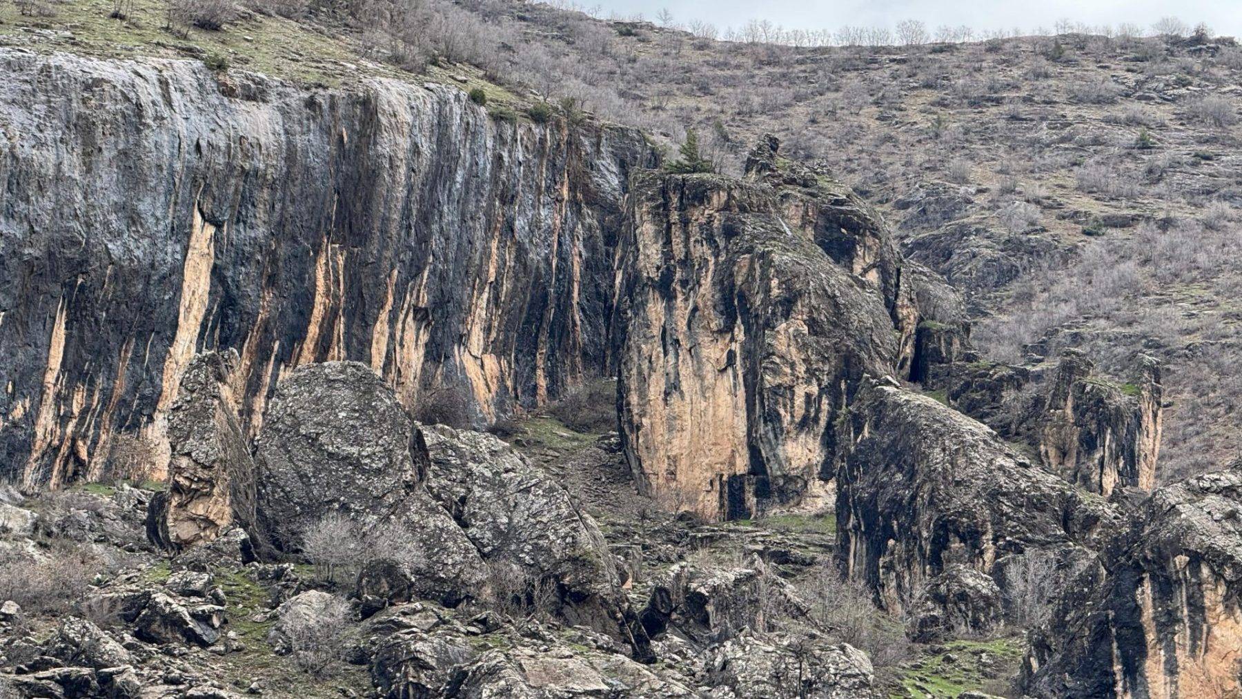 Şırnak'ta şaşırtan manzara: 20 metre yüksekteki kayanın içinden su fışkırıyor