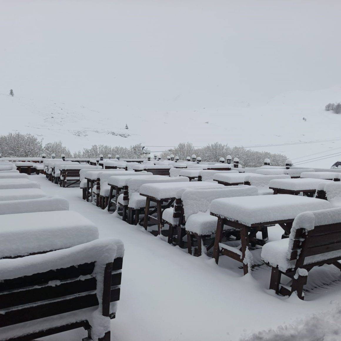 Uludağ'da kış bitmiyor: Nisan ayı sonunda beyaz örtüyle kaplandı