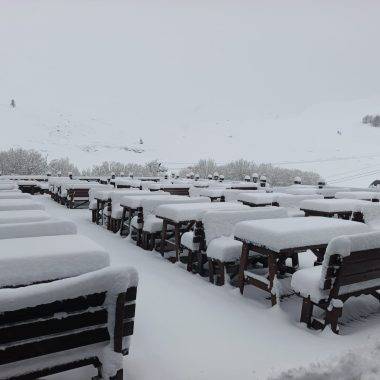 Uludağ'da kış bitmiyor: Nisan ayı sonunda beyaz örtüyle kaplandı