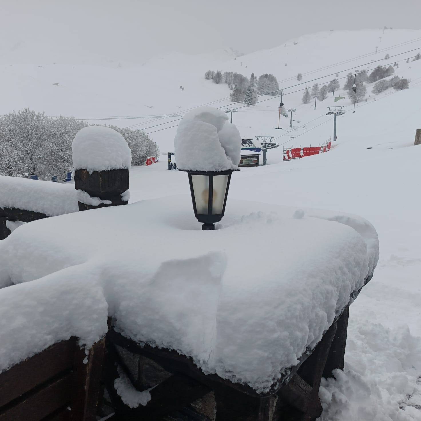 Uludağ'da kış bitmiyor: Nisan ayı sonunda beyaz örtüyle kaplandı