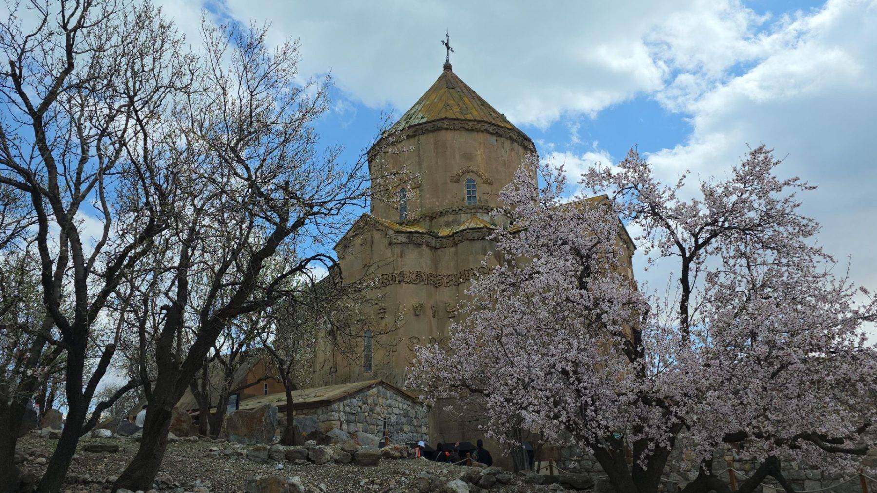 Önceden gelmediklerine pişman oldular: Akdamar Adası'na yoğun ilgi