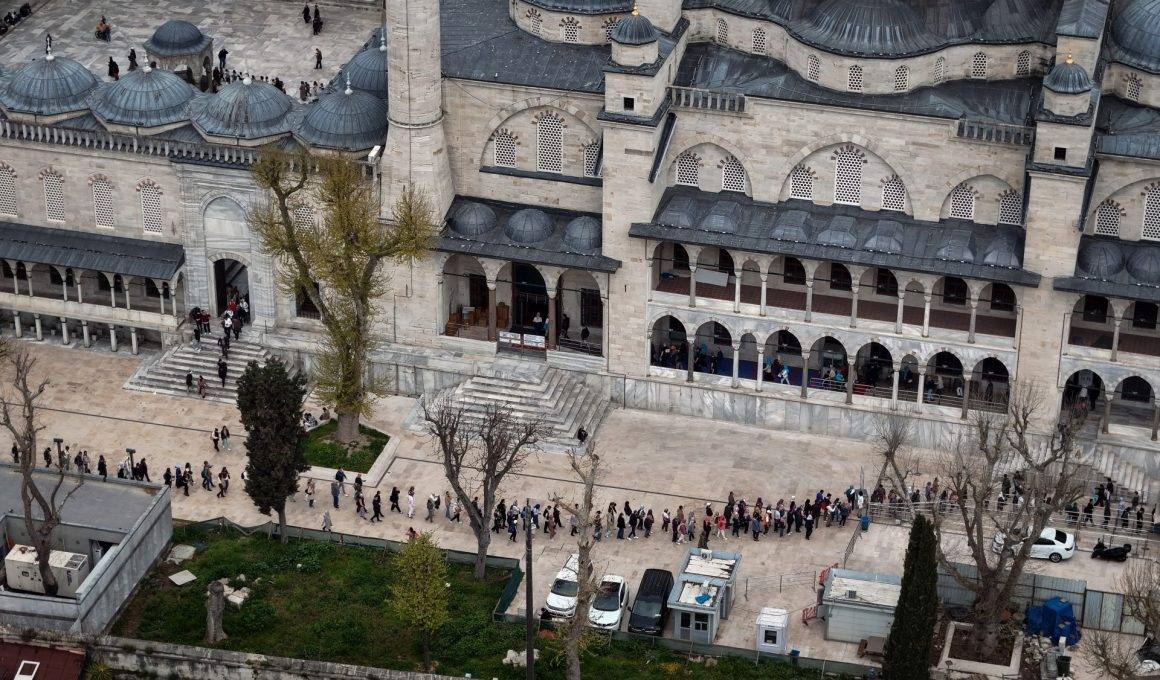 Metrelerce kuyruk oluştu: Restorasyonu tamamlanan Sultanahmet Camii'ne ilgi büyük
