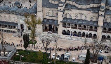 Metrelerce kuyruk oluştu: Restorasyonu tamamlanan Sultanahmet Camii'ne ilgi büyük