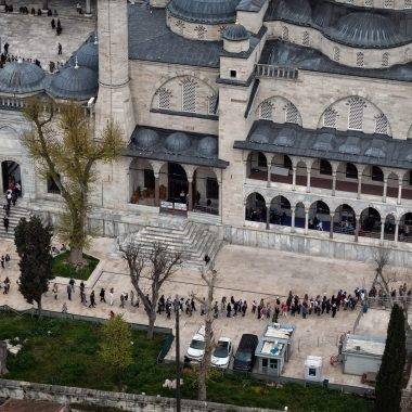Metrelerce kuyruk oluştu: Restorasyonu tamamlanan Sultanahmet Camii'ne ilgi büyük