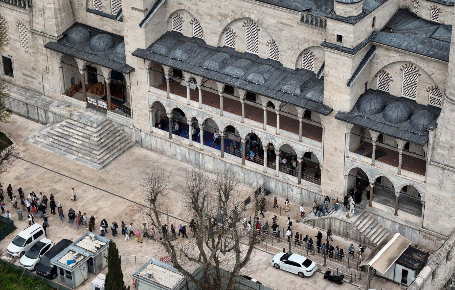Metrelerce kuyruk oluştu: Restorasyonu tamamlanan Sultanahmet Camii'ne ilgi büyük