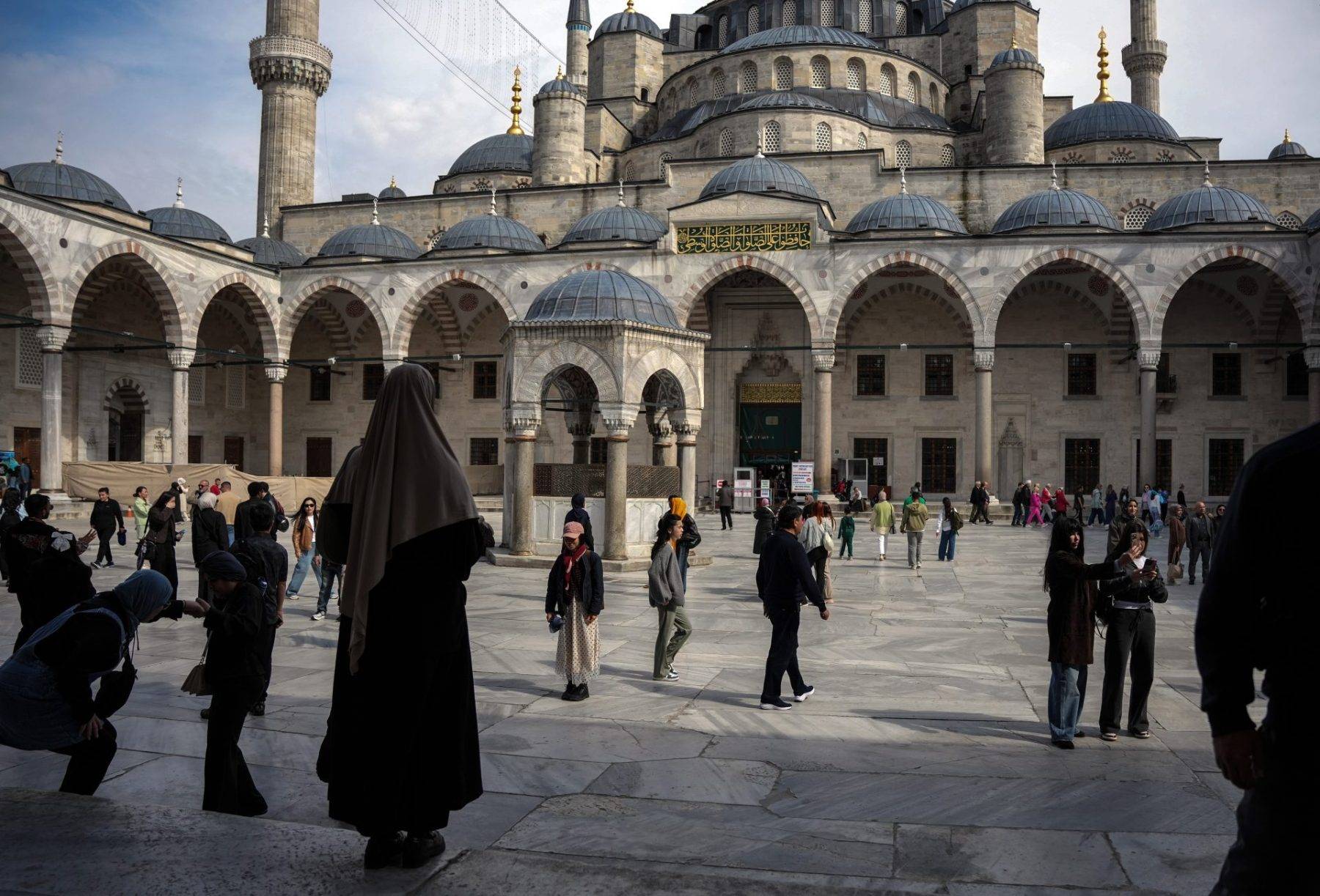 Metrelerce kuyruk oluştu: Restorasyonu tamamlanan Sultanahmet Camii'ne ilgi büyük