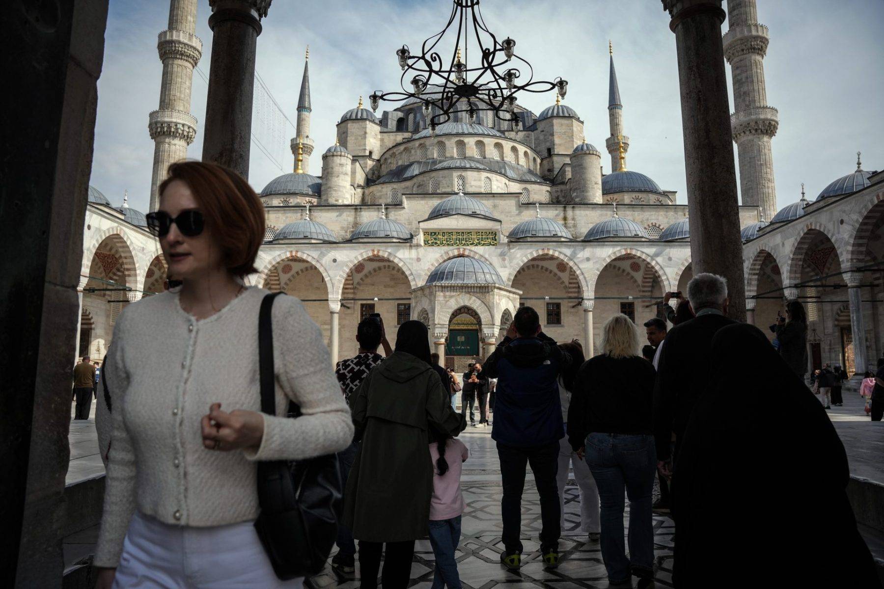 Metrelerce kuyruk oluştu: Restorasyonu tamamlanan Sultanahmet Camii'ne ilgi büyük