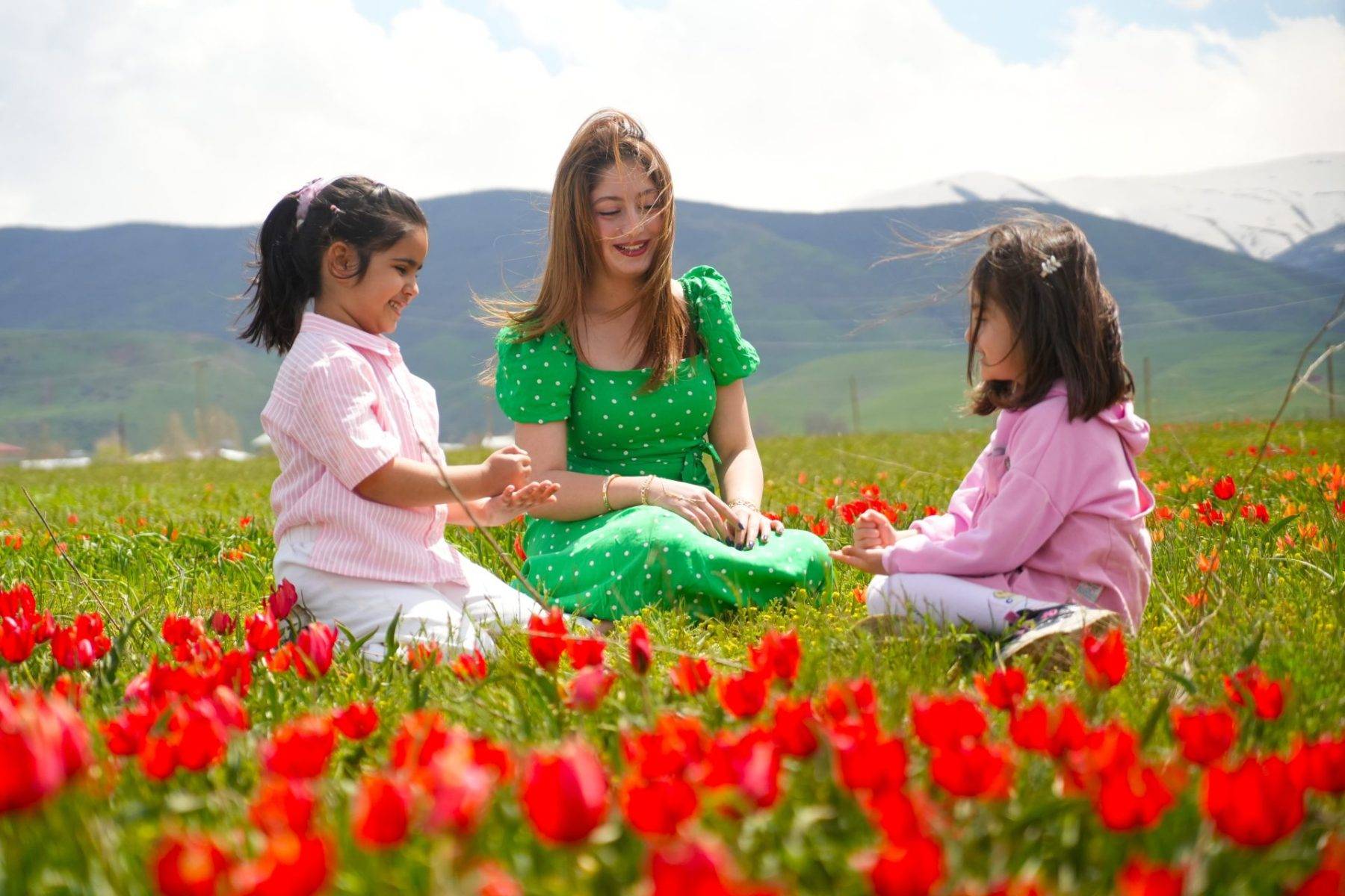 Sadece 3 hafta görülebilen manzaralar: Muş Ovası, tescilli laleler ile şenlendi