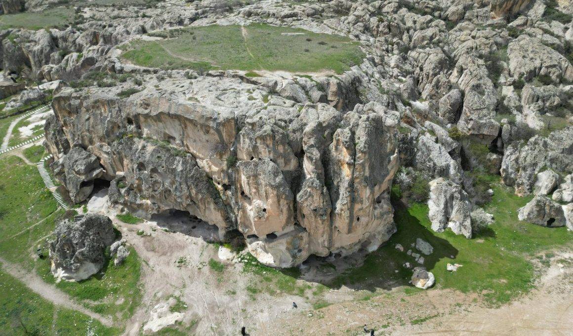 Kayaların içine oyulan medeniyet: Frig Vadisi’nde turizm sezonu açıldı