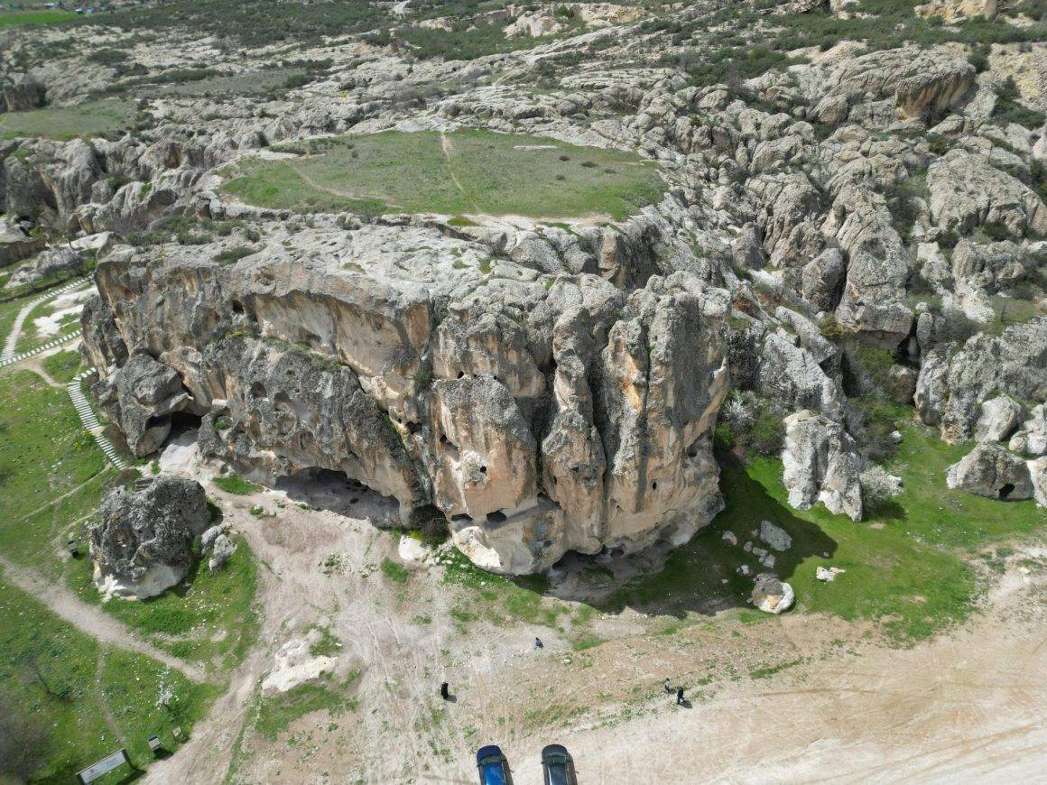 Kayaların içine oyulan medeniyet: Frig Vadisi’nde turizm sezonu açıldı