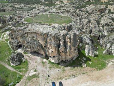 Kayaların içine oyulan medeniyet: Frig Vadisi’nde turizm sezonu açıldı