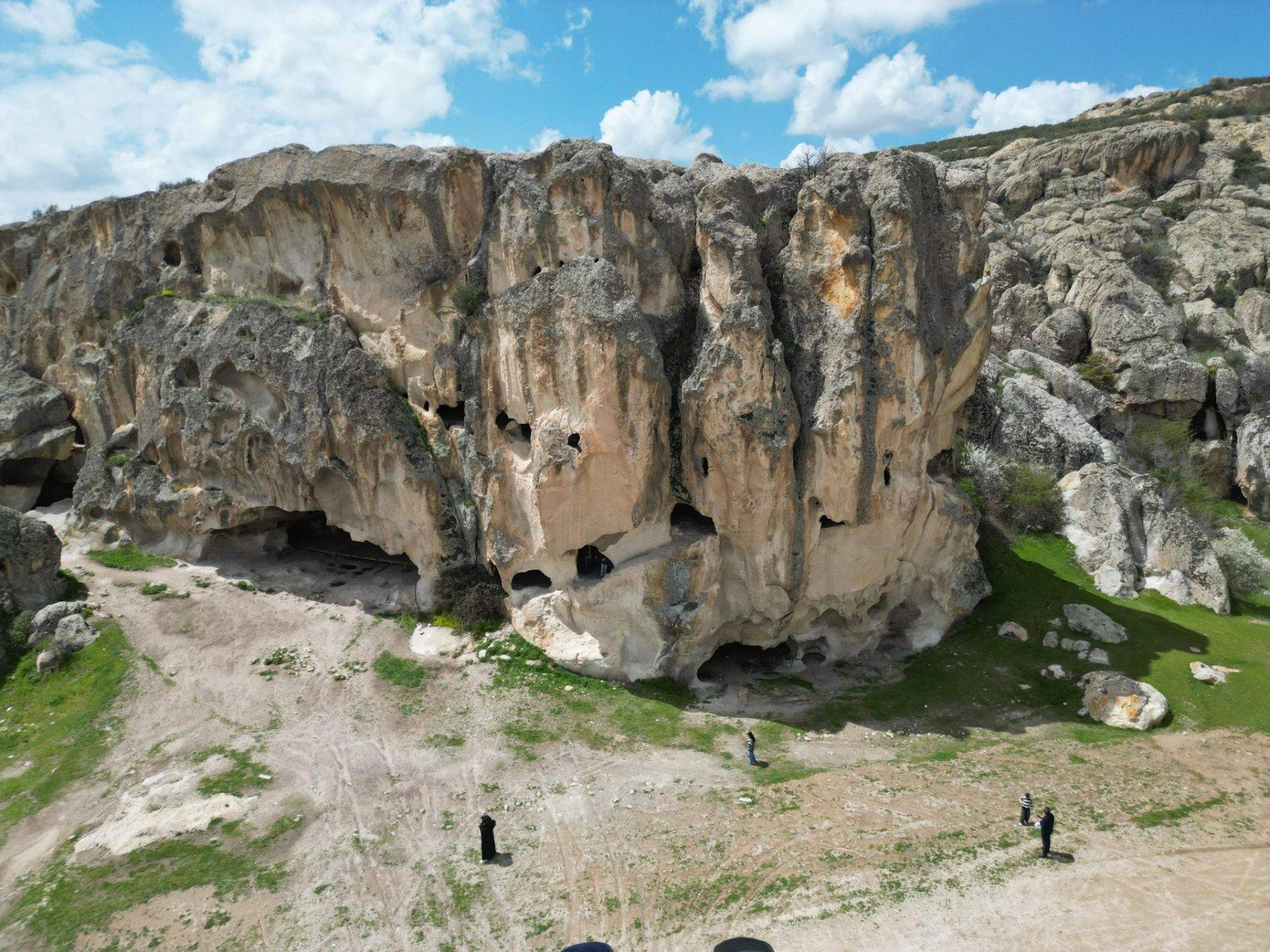 Kayaların içine oyulan medeniyet: Frig Vadisi’nde turizm sezonu açıldı