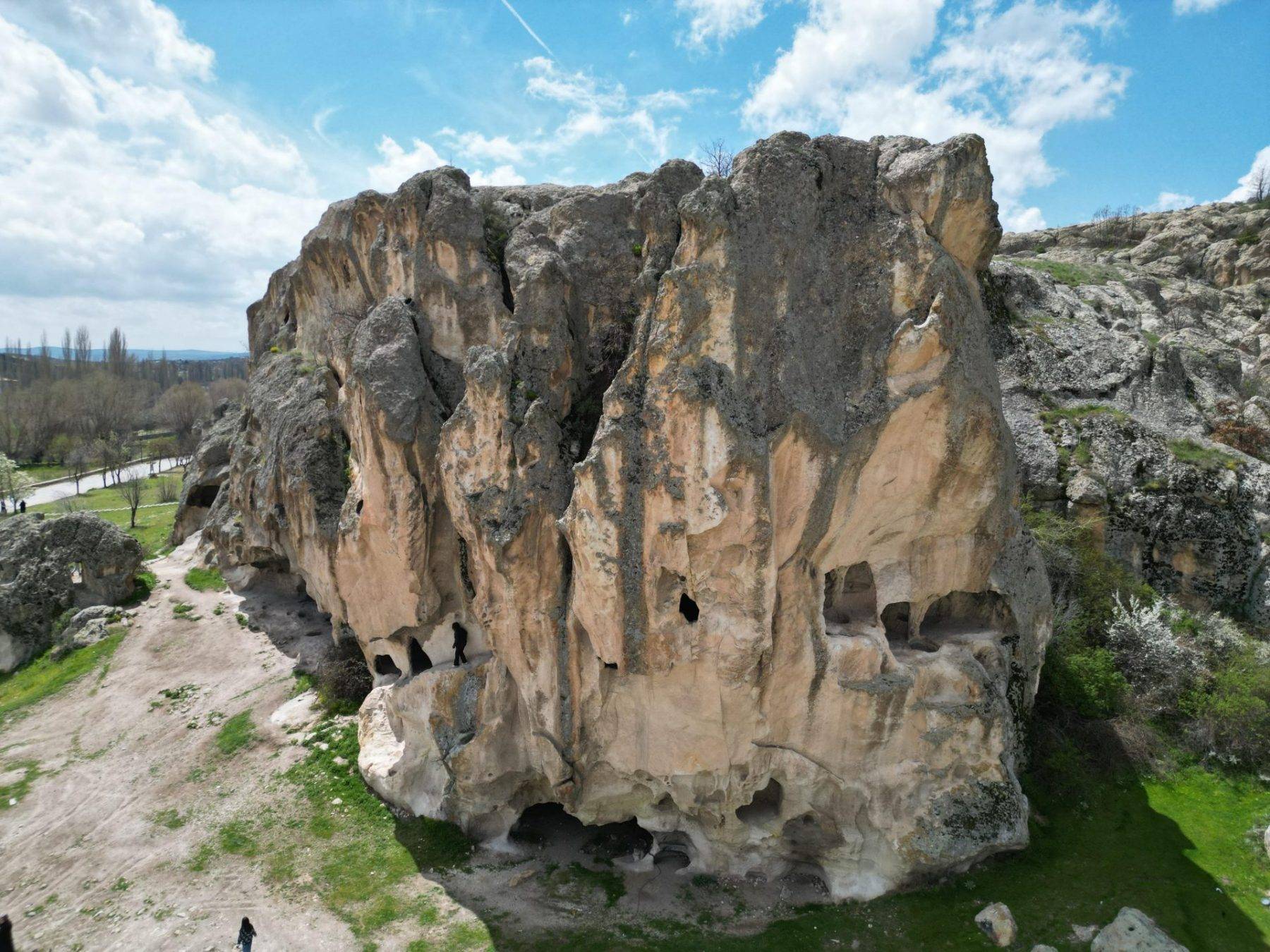 Kayaların içine oyulan medeniyet: Frig Vadisi’nde turizm sezonu açıldı