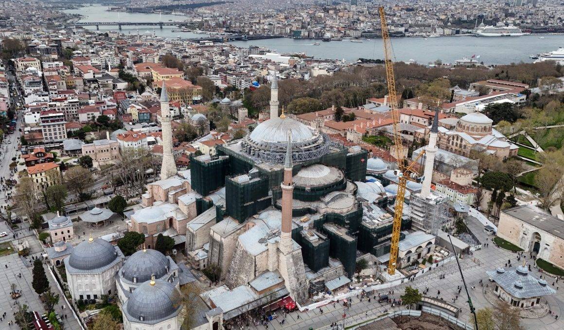 En kapsamlı restorasyonda yeni adım: Ayasofya'nın kubbesi kapatılıyor