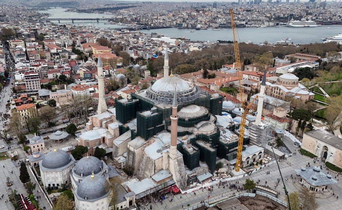 En kapsamlı restorasyonda yeni adım: Ayasofya'nın kubbesi kapatılıyor