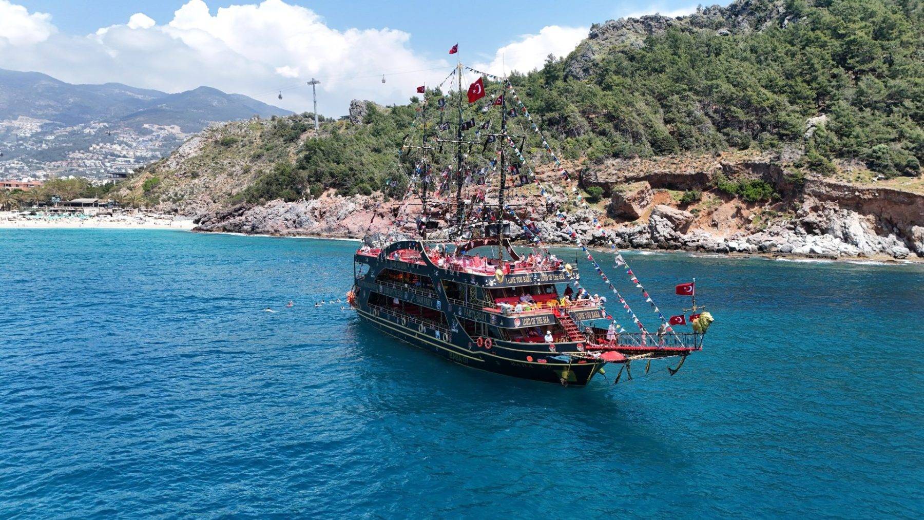 Antalya'ya yaz erken geldi: Alanya'da soluğu plajda aldılar