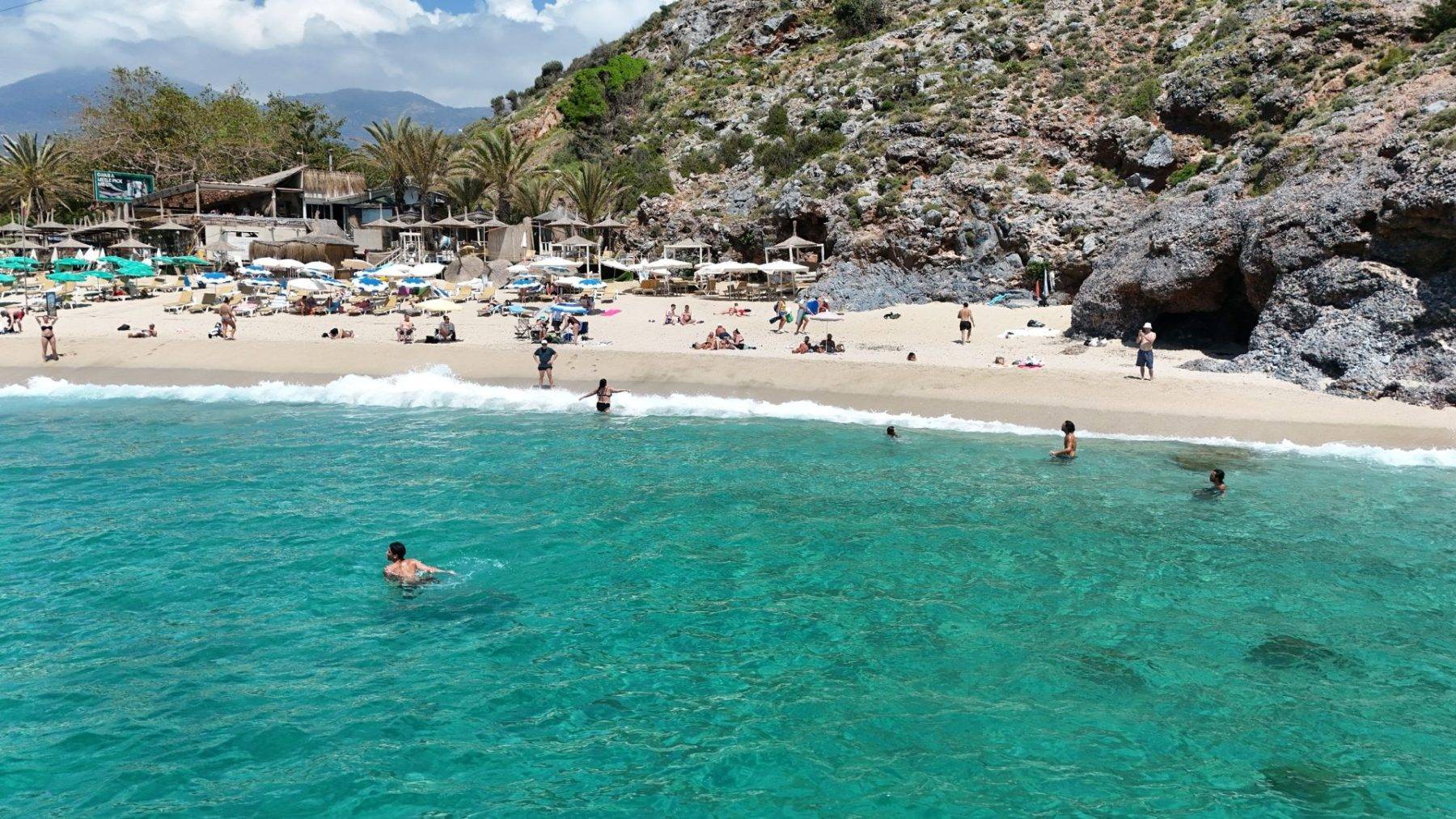 Antalya'ya yaz erken geldi: Alanya'da soluğu plajda aldılar