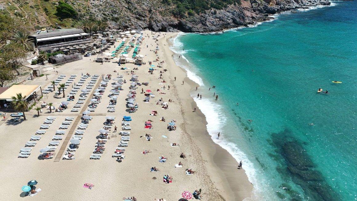 Antalya'ya yaz erken geldi: Alanya'da soluğu plajda aldılar