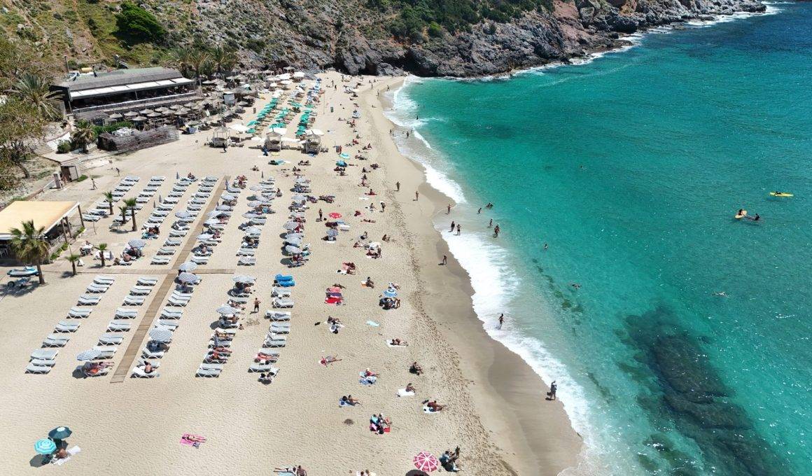 Antalya'ya yaz erken geldi: Alanya'da soluğu plajda aldılar