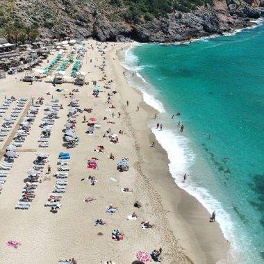 Antalya'ya yaz erken geldi: Alanya'da soluğu plajda aldılar