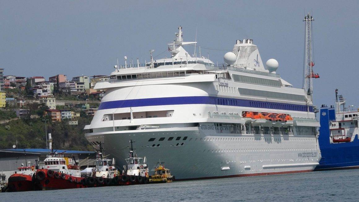 Aylardır beklenen misafirler geldi: Dev kruvaziyer Samsun'a demirledi