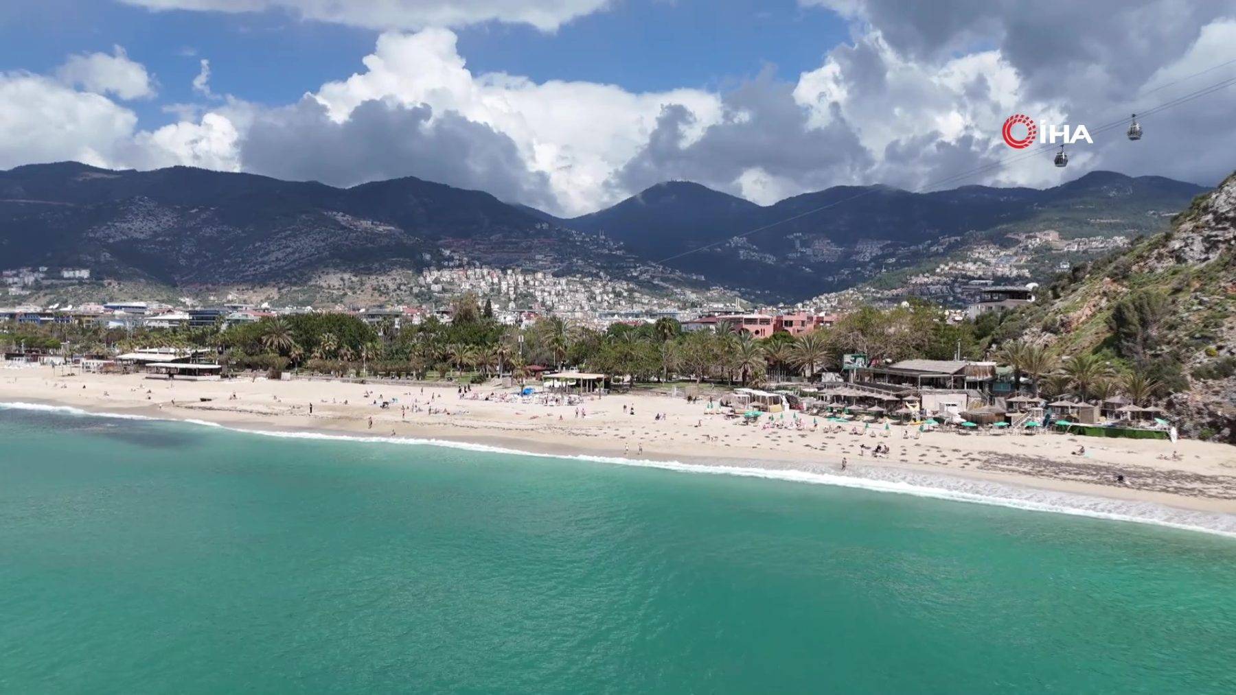 Antalya'ya yaz erken geldi: Kleopatra Plajı'nda deniz keyfi başladı