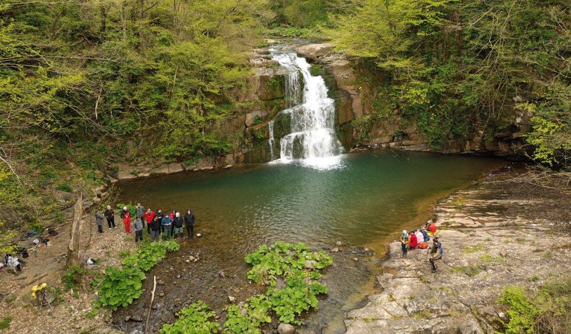 3 basamaklı yapısıyla yemyeşil ormanların arasında inci gibi parlıyor: Göldere Şelalesi
