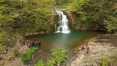 3 basamaklı yapısıyla yemyeşil ormanların arasında inci gibi parlıyor: Göldere Şelalesi