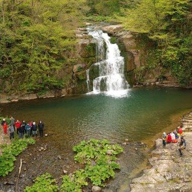 3 basamaklı yapısıyla yemyeşil ormanların arasında inci gibi parlıyor: Göldere Şelalesi