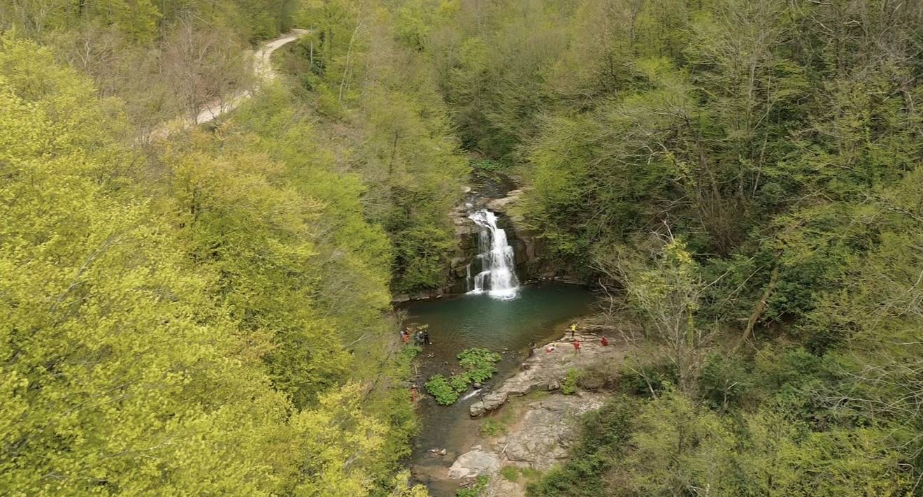 3 basamaklı yapısıyla yemyeşil ormanların arasında inci gibi parlıyor: Göldere Şelalesi