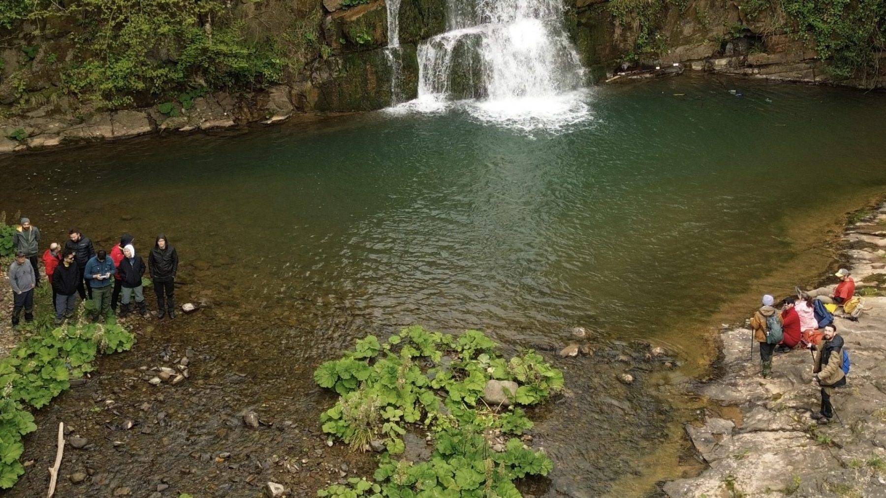 3 basamaklı yapısıyla yemyeşil ormanların arasında inci gibi parlıyor: Göldere Şelalesi