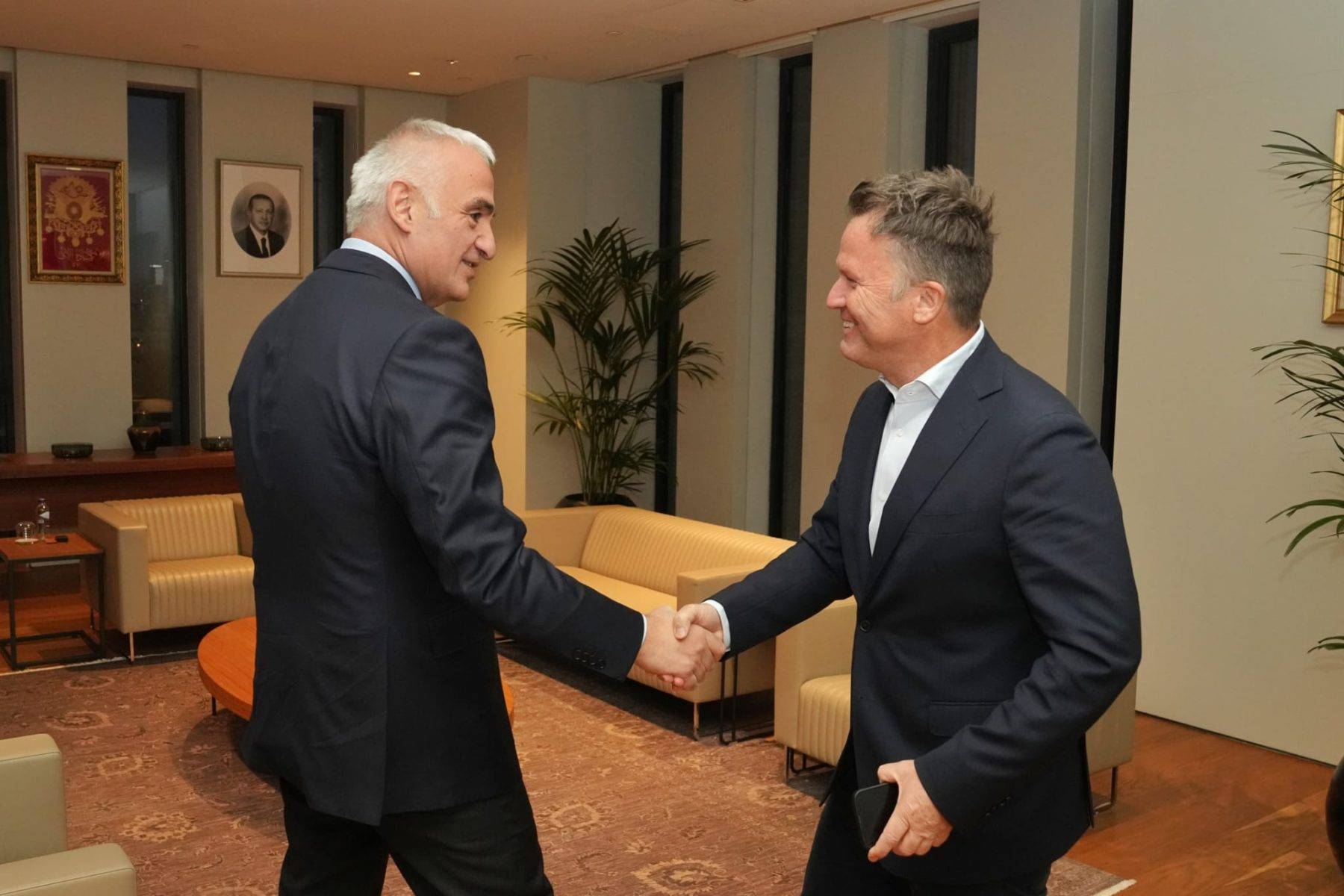 Bakan Ersoy'dan kritik görüşme! Avrupa’nın devleriyle bir araya geldi