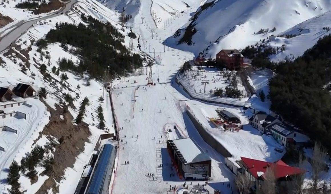 Tişörtle kayak imkanı! Bahar mevsiminde Palandöken pistleri doldu taştı