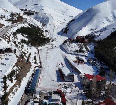 Tişörtle kayak imkanı! Bahar mevsiminde Palandöken pistleri doldu taştı
