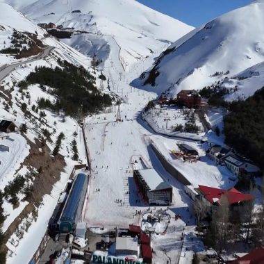 Tişörtle kayak imkanı! Bahar mevsiminde Palandöken pistleri doldu taştı