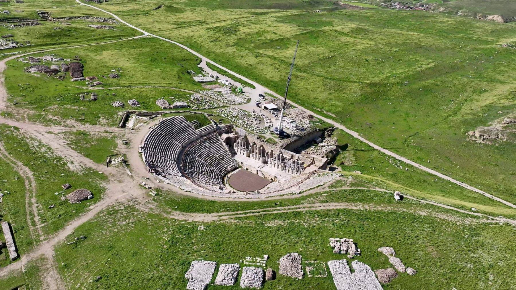 Bakan Ersoy duyurdu: 2 metrelik Athena heykeli ortaya çıkarıldı