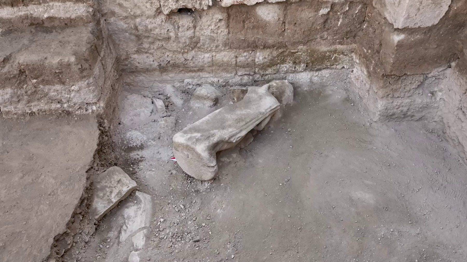 Bakan Ersoy duyurdu: 2 metrelik Athena heykeli ortaya çıkarıldı