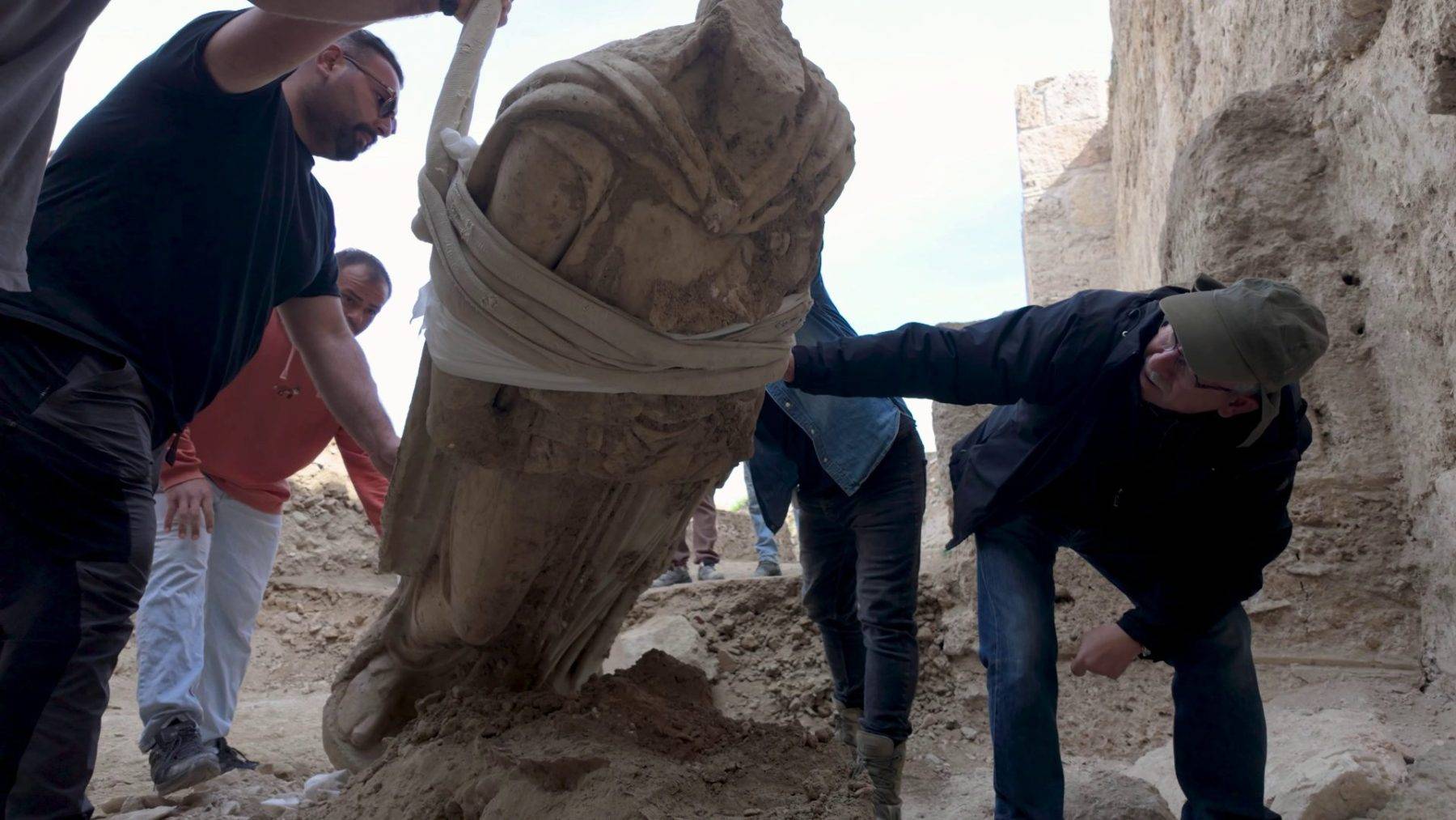 Bakan Ersoy duyurdu: 2 metrelik Athena heykeli ortaya çıkarıldı