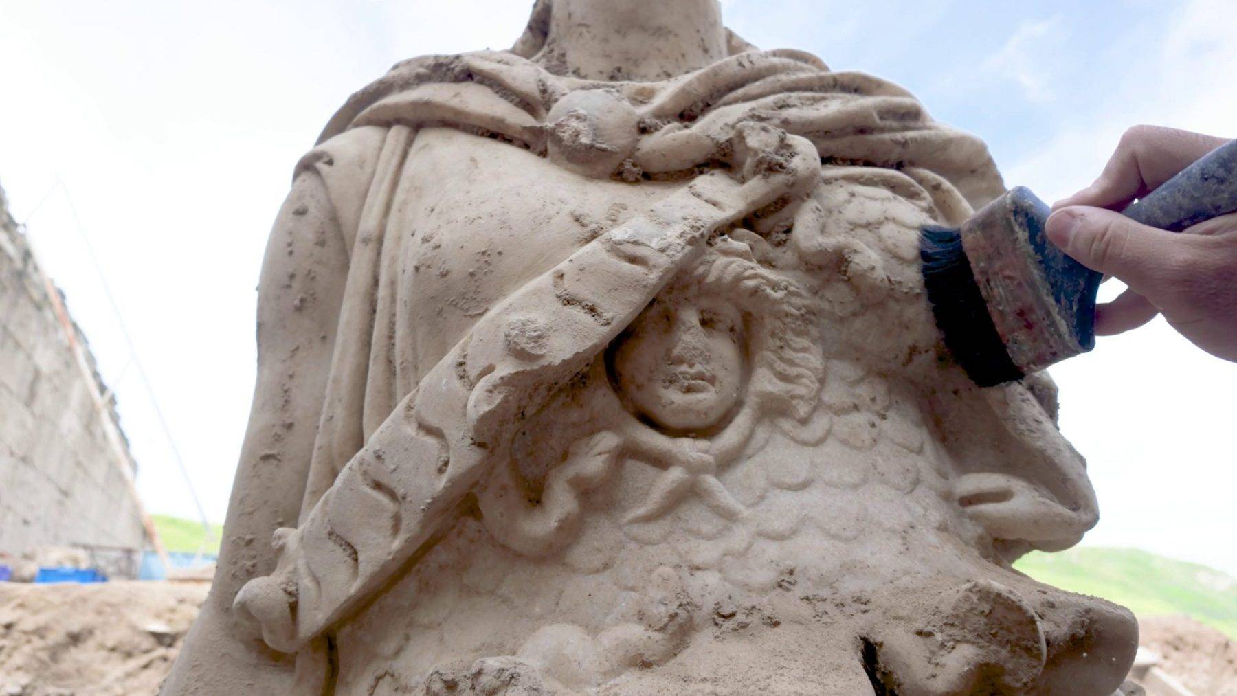 Bakan Ersoy duyurdu: 2 metrelik Athena heykeli ortaya çıkarıldı