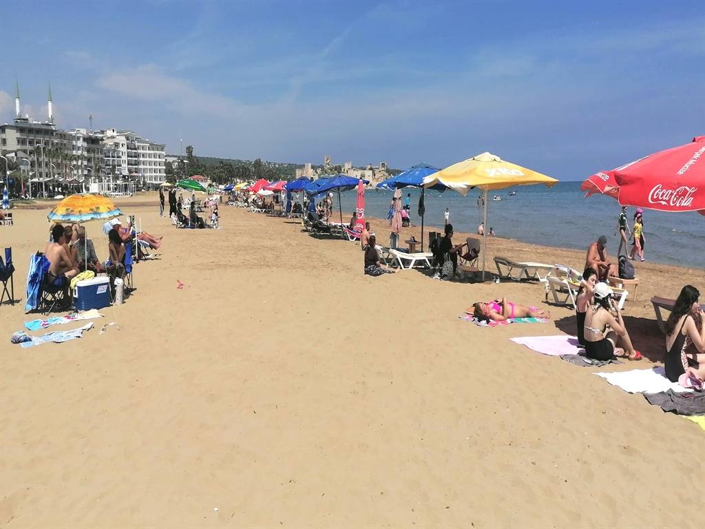 Mersin'e yaz erken geldi: Kızkalesi plajları doldu taştı