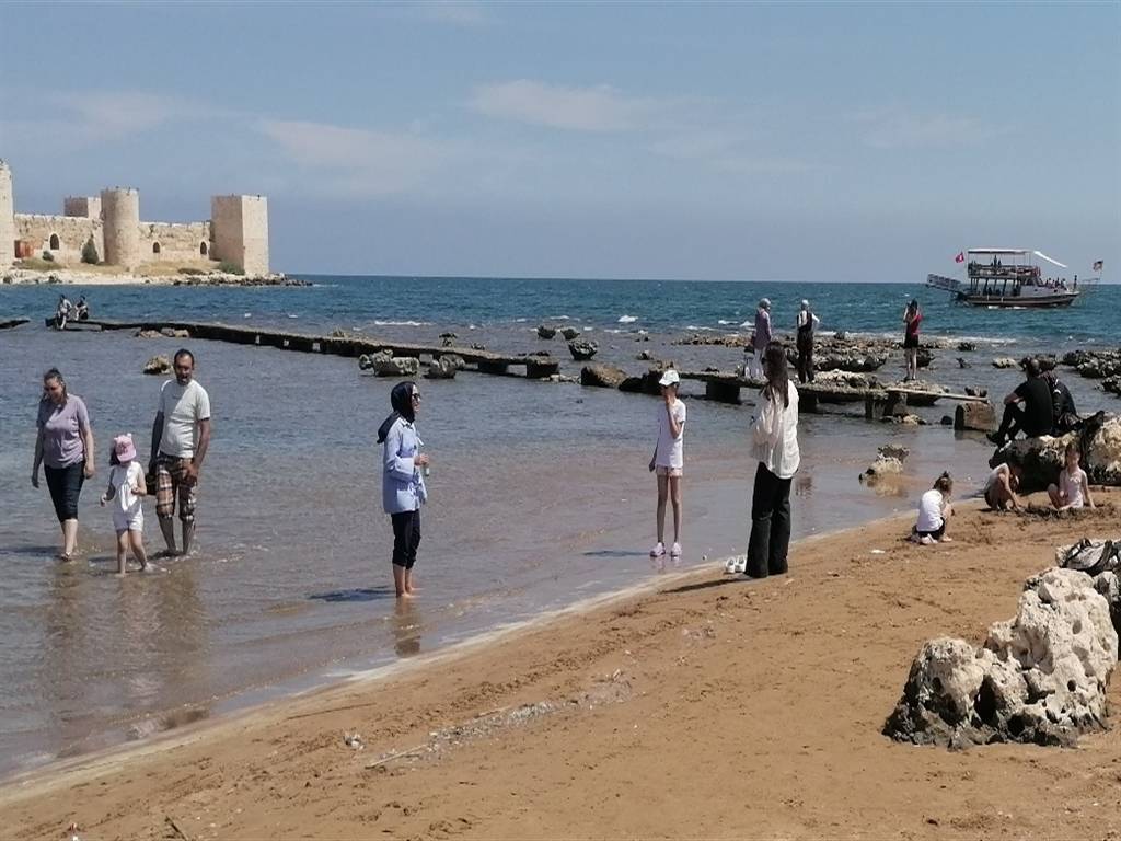 Mersin'e yaz erken geldi: Kızkalesi plajları doldu taştı
