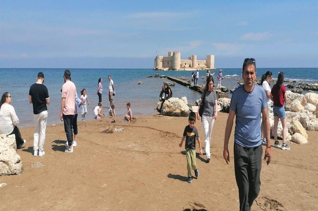 Mersin'e yaz erken geldi: Kızkalesi plajları doldu taştı