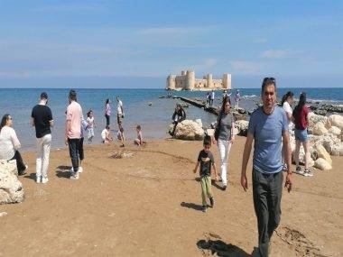 Mersin'e yaz erken geldi: Kızkalesi plajları doldu taştı
