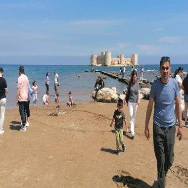 Mersin'e yaz erken geldi: Kızkalesi plajları doldu taştı