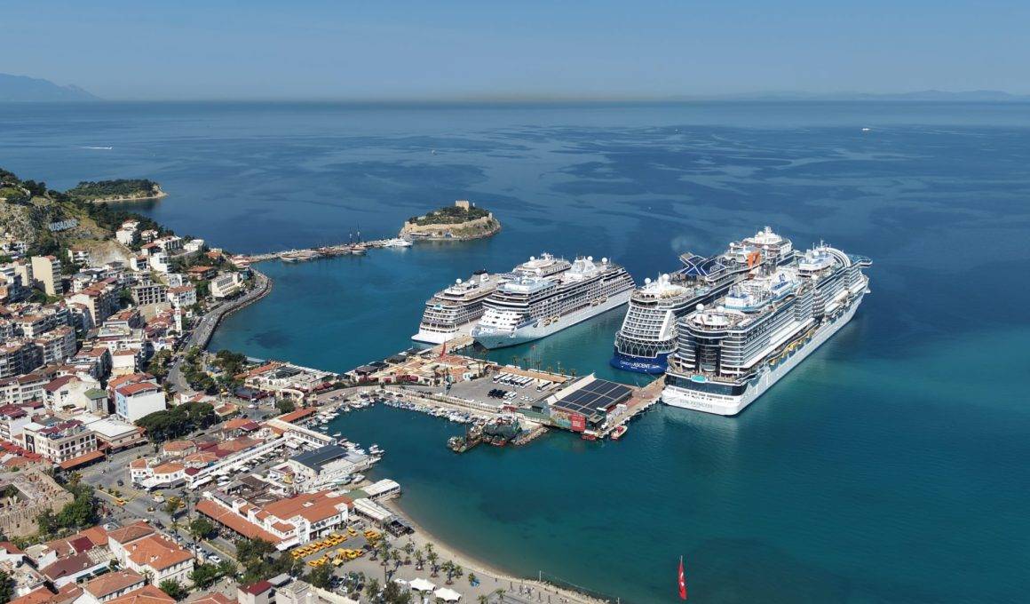 Kuşadası'nda kruvaziyer turizmi hızlandı: 4 gemi 10 bin turisti getirdi