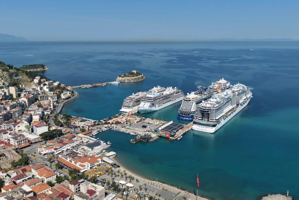 Kuşadası'nda kruvaziyer turizmi hızlandı: 4 gemi 10 bin turisti getirdi