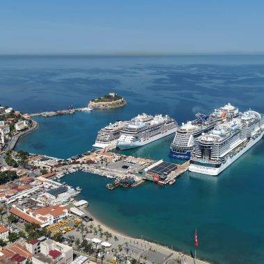 Kuşadası'nda kruvaziyer turizmi hızlandı: 4 gemi 10 bin turisti getirdi